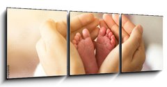 Obraz 3D tdln - 150 x 50 cm F_BM305703618 - baby foots in hands on sunshine light