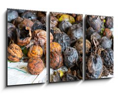 Obraz 3D tdln - 90 x 50 cm F_BS171137304 - walnuts immediately after harvesting before cleaning