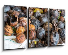 Obraz   walnuts immediately after harvesting before cleaning, 90 x 50 cm