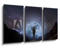 Obraz 3D tdln - 90 x 50 cm F_BS205708981 - a man with backpack standing on mountain peak at night, and silhouette mountain with bright full moon and sky full of stars