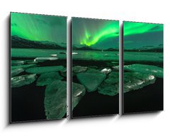 Obraz   A beautiful green and red aurora dancing over the Jokulsarlon lagoon, Iceland, 90 x 50 cm