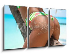 Obraz 3D tdln - 90 x 50 cm F_BS286853872 - Outdoor Closeup of Fit buttocks. Fitness woman on a palm tree. Sexy Ass over exotic beach. Sporty concept. Summertime vacation.