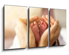 Obraz 3D tdln - 90 x 50 cm F_BS305703618 - baby foots in hands on sunshine light