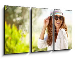 Obraz 3D tdln - 90 x 50 cm F_BS77705363 - Smiling summer woman with hat and sunglasses - Usmvajc se letn ena s kloboukem a slunen brle
