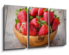 Obraz   strawberries in a wooden bowl, 90 x 50 cm
