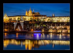 Obraz 1D - 100 x 70 cm F_E110013090 - Prague Castle, Hradcany reflecting in Vltava river in Prague, Czech Republic at night
