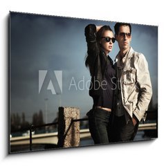 Obraz 1D - 100 x 70 cm F_E22627490 - Attractive young couple wearing sunglasses - Atraktivn mlad pr nos slunen brle