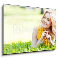 Sklenn obraz 1D - 100 x 70 cm F_E61490597 - Woman on grass - ena na trv