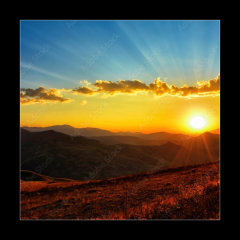 Obraz 1D - 50 x 50 cm F_F569569643 - Beautiful sun set with sweet clouds between mountains 