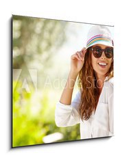 Obraz 1D - 50 x 50 cm F_F77705363 - Smiling summer woman with hat and sunglasses - Usmvajc se letn ena s kloboukem a slunen brle