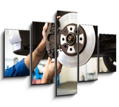 Obraz 5D ptidln - 150 x 100 cm F_GB76464248 - Focused mechanic adjusting the wheel