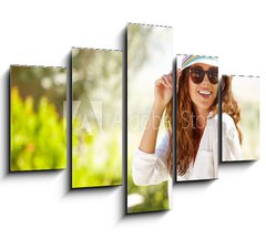 Obraz 5D ptidln - 150 x 100 cm F_GB77705363 - Smiling summer woman with hat and sunglasses