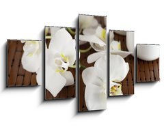 Obraz ptidln 5D - 125 x 70 cm F_GS15837732 - Face cream and white orchid on a bamboo mate - Krm na obliej a bl orchidej na bambusov kamardce