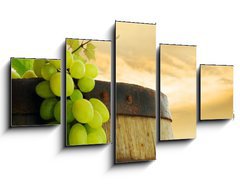 Obraz ptidln 5D - 125 x 70 cm F_GS19328212 - Wine barrel and grape with vineyard in background