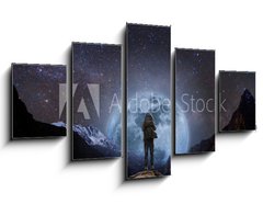 Obraz 5D ptidln - 125 x 70 cm F_GS205708981 - a man with backpack standing on mountain peak at night, and silhouette mountain with bright full moon and sky full of stars