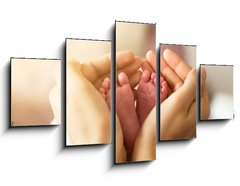 Obraz 5D ptidln - 125 x 70 cm F_GS305703618 - baby foots in hands on sunshine light