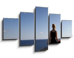 Obraz 5D ptidln - 125 x 70 cm F_GS35709780 - girl sitting on rock over ocean