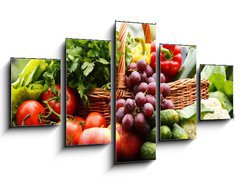 Obraz   Fresh organic vegetables in wicker basket in the garden, 125 x 70 cm