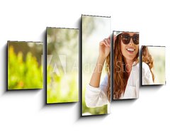 Obraz 5D ptidln - 125 x 70 cm F_GS77705363 - Smiling summer woman with hat and sunglasses