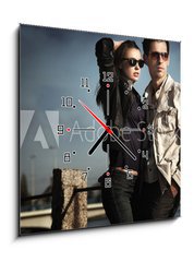 Obraz s hodinami   Attractive young couple wearing sunglasses, 50 x 50 cm