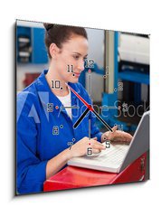 Obraz s hodinami 1D - 50 x 50 cm F_F76801995 - Mechanic working on a laptop - Mechanik pracující na přenosném počítači