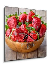 Obraz s hodinami 1D - 50 x 50 cm F_F81724054 - strawberries in a wooden bowl - jahody v dřevěné misce