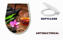 WC sedtko 48082292 - Arrangement aus Teekanne, Teeglas gr nem Tee und Orchidee